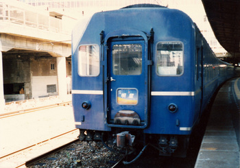 198507xx_新大阪駅_14系_明星.jpg