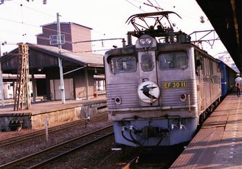 198608xx_EF30_はやぶさ_下関駅.jpg